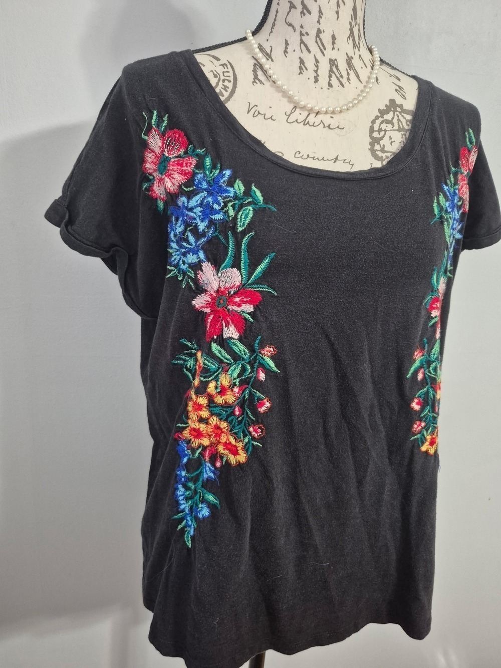 Black Short-Sleeve Scoop Neck Tee with Floral Embroidery - Picture 2 of 9